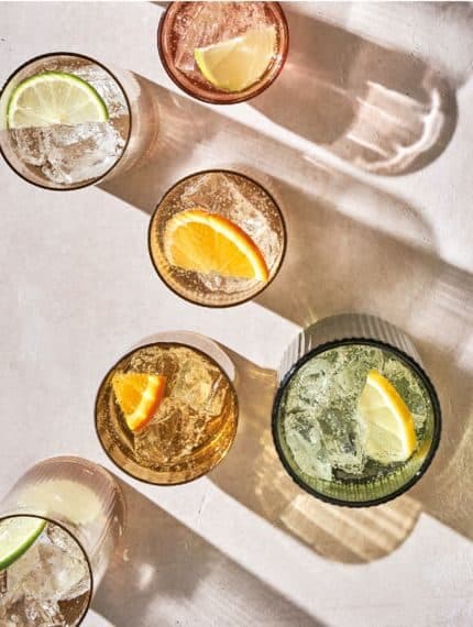 Cocktails vus de dessus, dressés sur un plateau