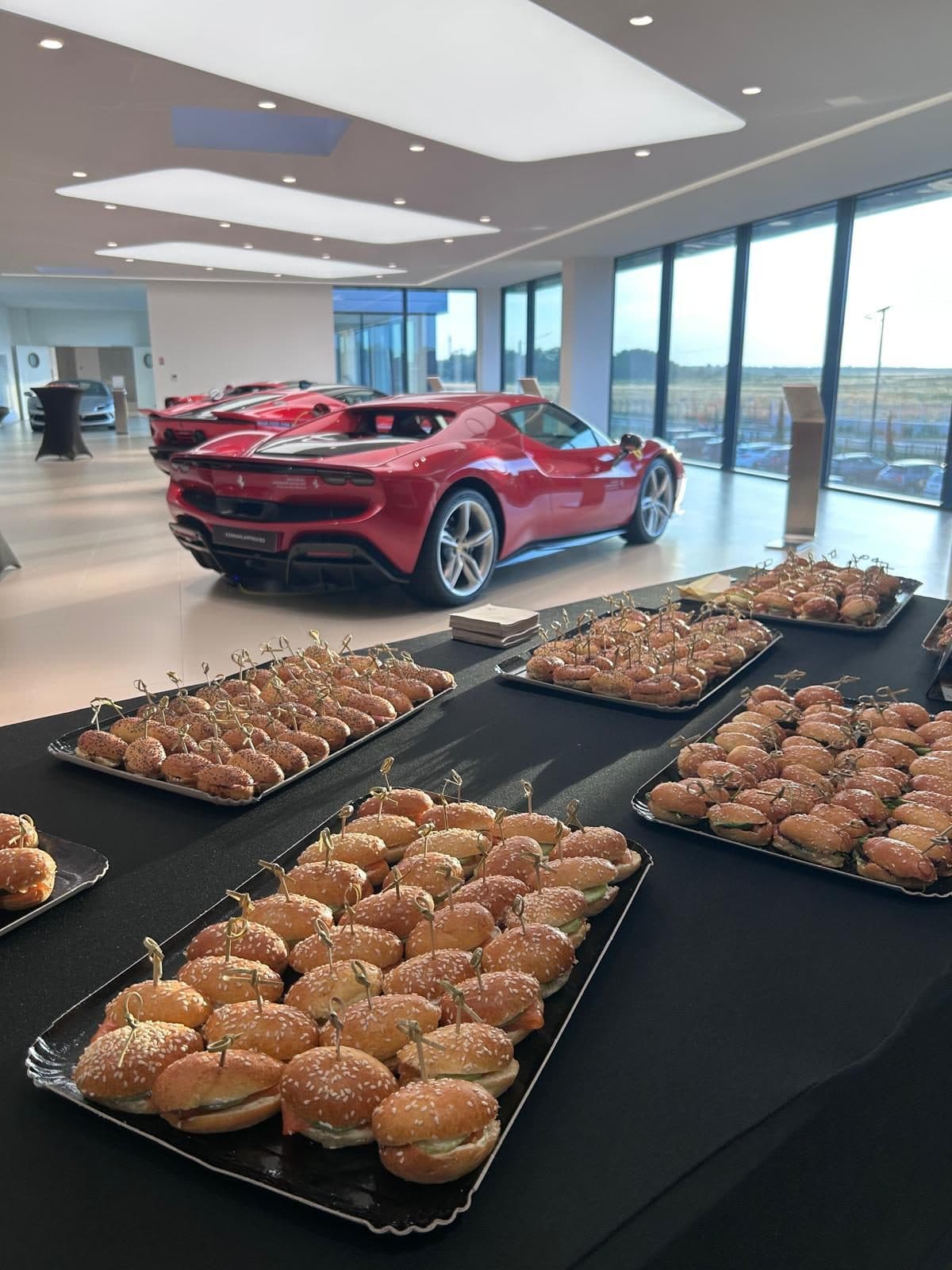 Navettes dressées dans un showroom Ferrari