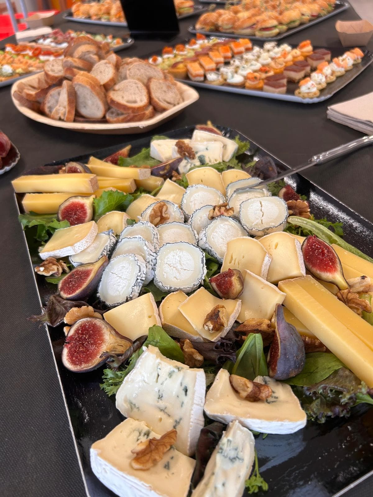 Planche de fromages affinés, figues fraîches et noix