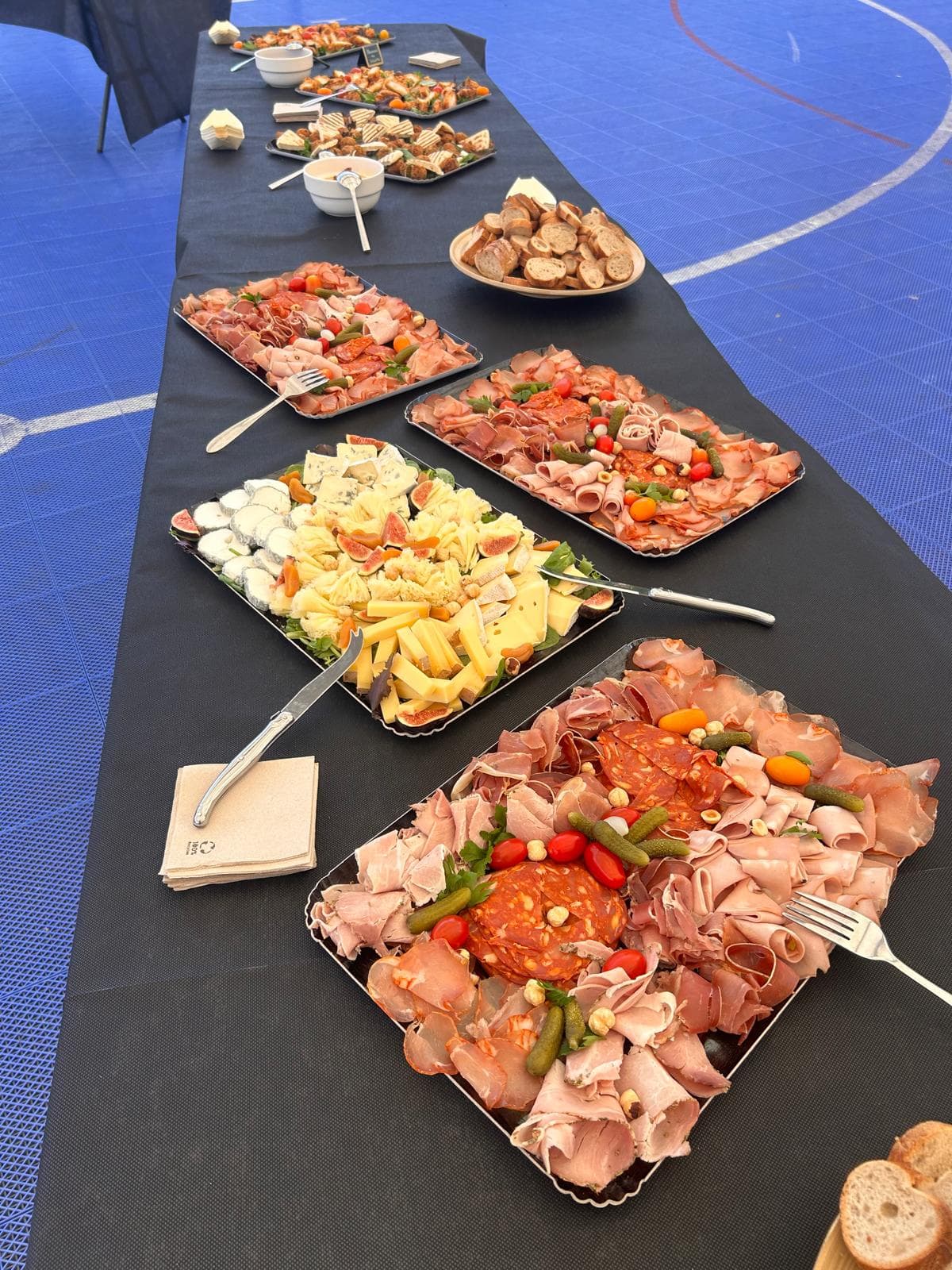 Planches de charcuterie et de fromages dressées pour un buffet