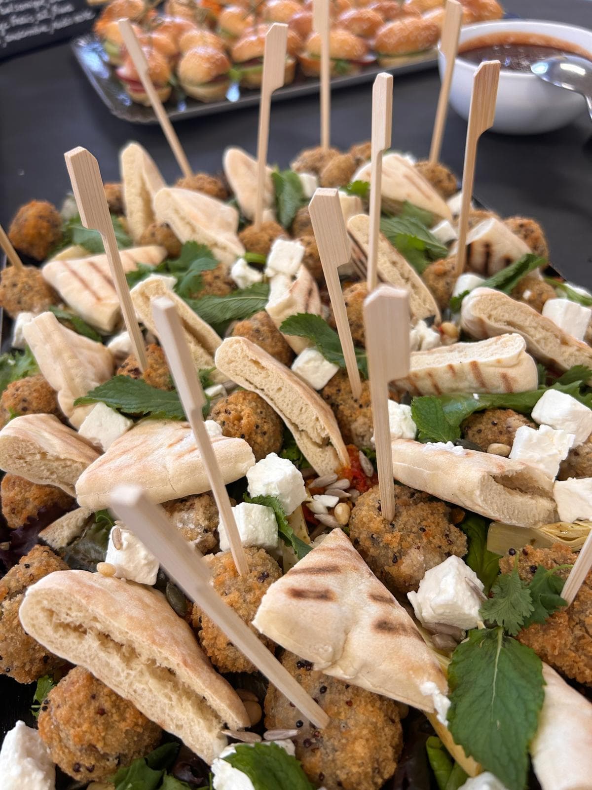Plateau de falafels, pita grillé et feta, dressé avec de la menthe fraîche