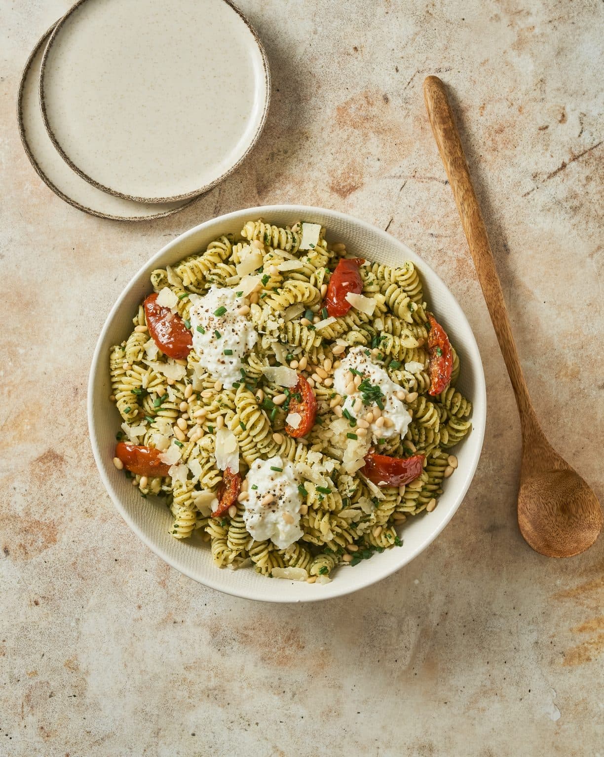 Salade de fusilli au pesto et burrata