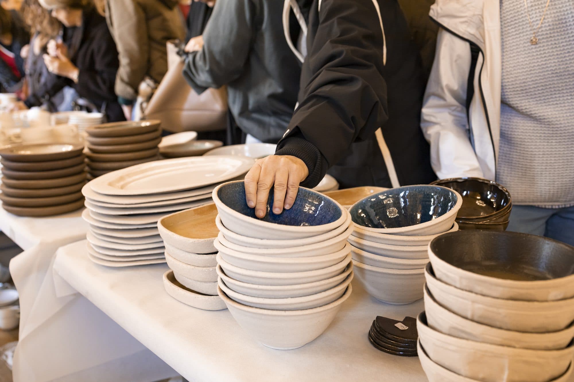 Vaisselle en céramique présentée sur un marché